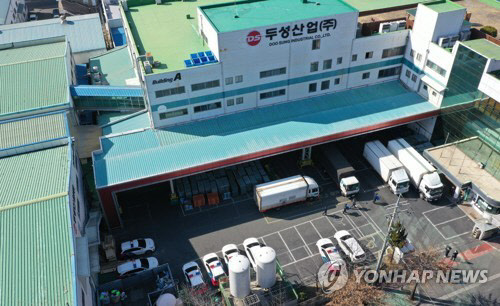 고용노동부는 최근 화학물질 급성중독 사고와 관련해 세척공정을 보유한 전국 2800여개 사업장에 화학물질 관리실태 감독을 추진한다. 지난 2월 근로자 급성중독 사고가 발생한 두성산업 전경  <연합뉴스>